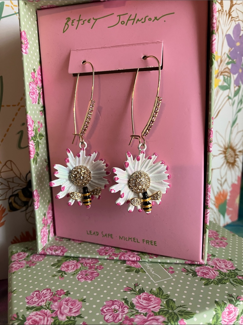 Betsey Johnson White & Pink Daisy Bee Drop Earrings with Gold Accents FREEGIFT - Picture 3 of 6
